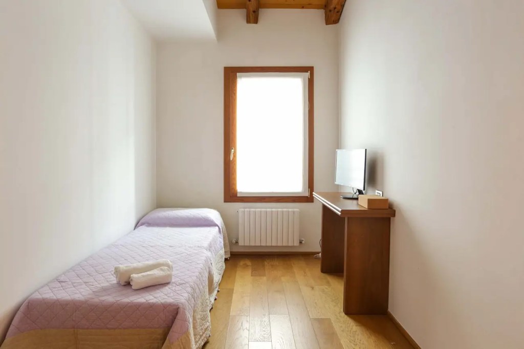 Single room with desk